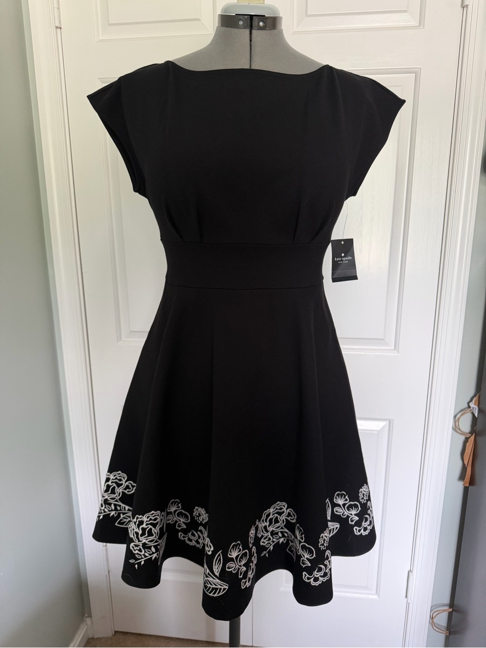 NWT Kate Spade emb fio Black Fit-and-Flare Dress with White Floral Hem M